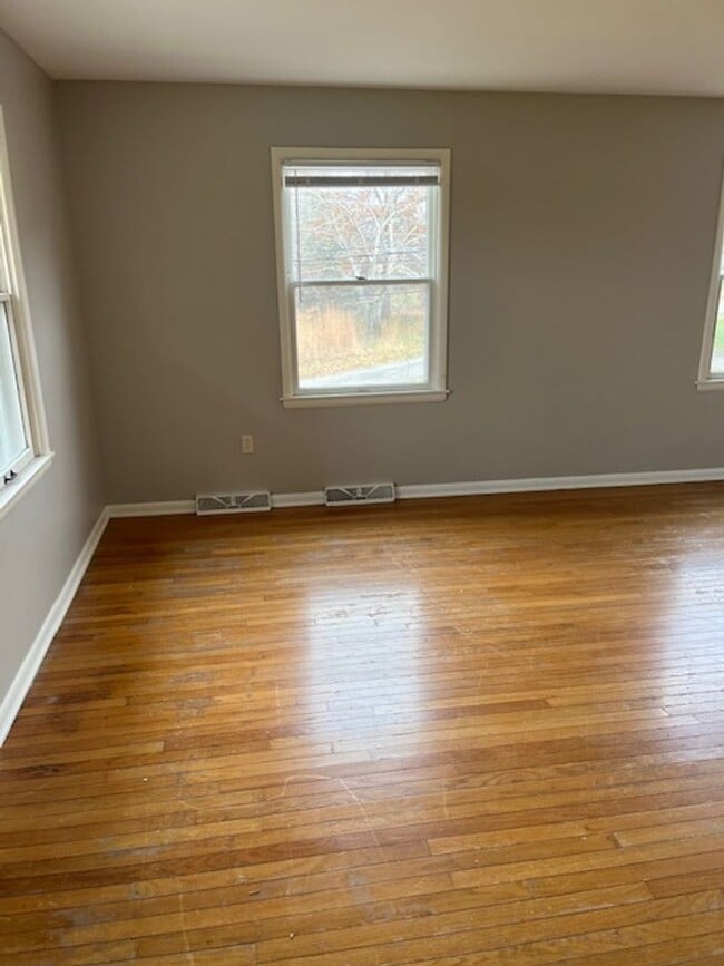 Building Photo - 3 bedroom, 1.5 bath Home: A MUST SEE! ONE MTH FREE OF YOUR CHOICE WITH A 12 MONTH LEASE!