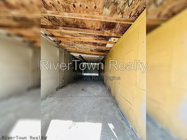 Building Photo - 3627 N Lloyd Cir