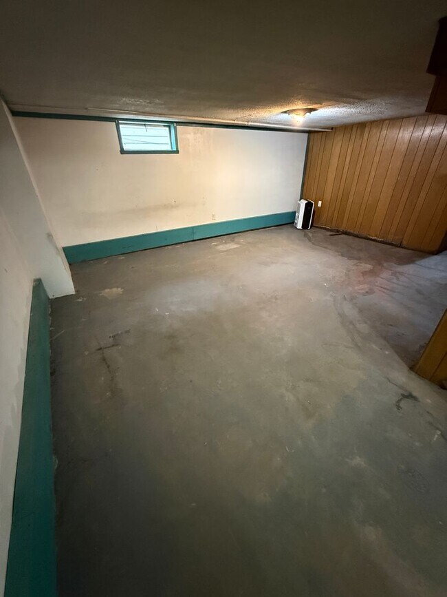 Building Photo - 3B / 1B home with over 1200 square feet!