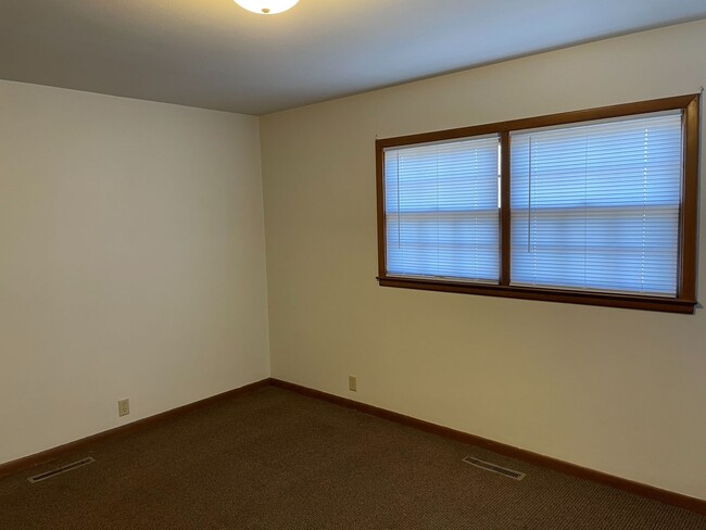 Building Photo - 5 Bedrooms, 2 Bath  House with Attached Garage