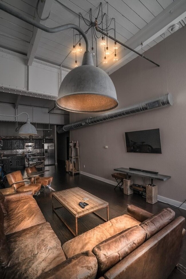 Building Photo - Beautiful 2 bedroom/2 bathroom loft with exposed brick, steel beams and hand scrapped wood floors.