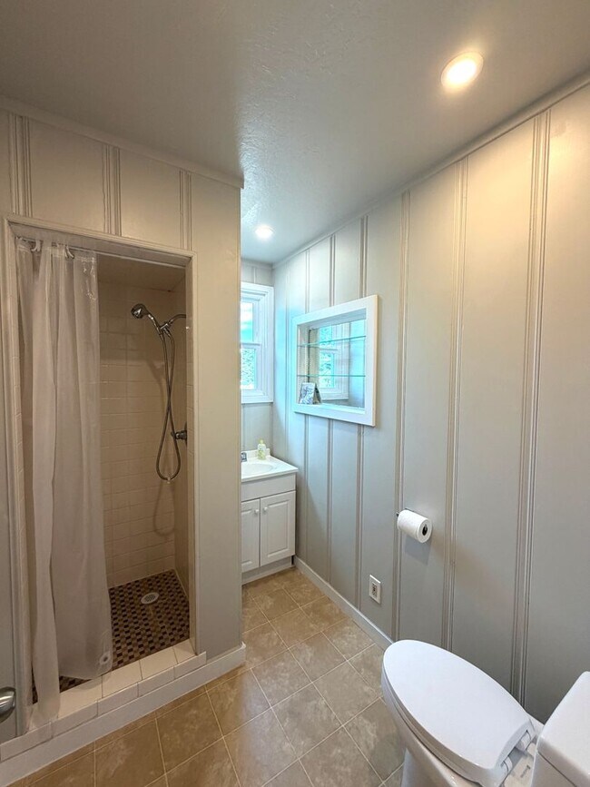 Building Photo - TOTAL REMODEL LARGE BRIGHT 1800sf 3BR/2BA/2GR Cayuga Terrace Home  AVAILABLE NOW