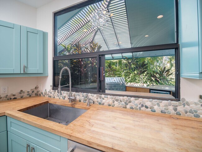 Building Photo - Beautiful Furnished, 2 Bed, 3 Bath, Gated ...