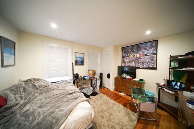 Building Photo - 5-bed, 2.5 bath Allston Apt Near the T!