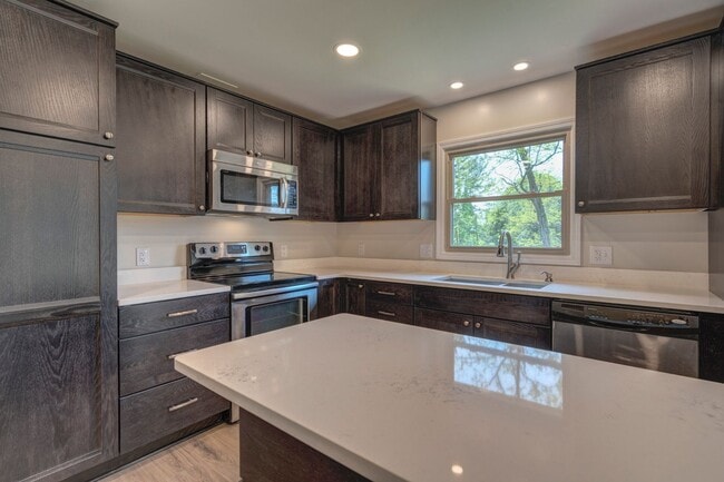 Building Photo - 507 Stonegate Dr