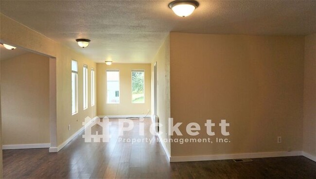 Building Photo - 3 Bedroom Poulsbo Farmhouse With Lots Of C...