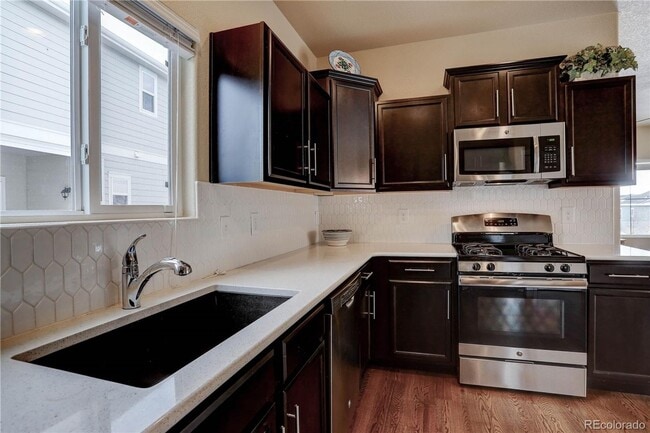 Building Photo - Beautiful 3 Bedroom 3 Bath Home Available ...