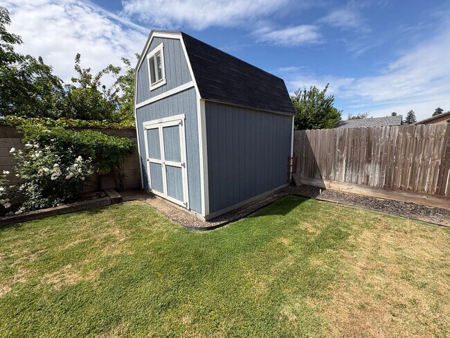 Building Photo - SE Visalia home Available Now!