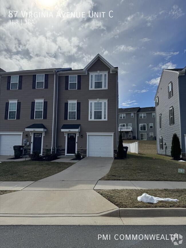 Building Photo - 3 bed/2.5 bath townhouse (Available 6/1/25)