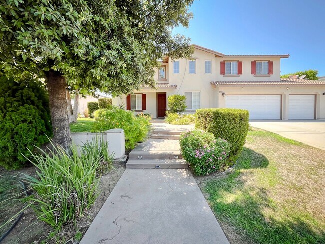 Building Photo - MUST SEE! Beautiful 3 bedroom + Loft + Office Space (or convert to 4th bedroom) + Large Backyard ...