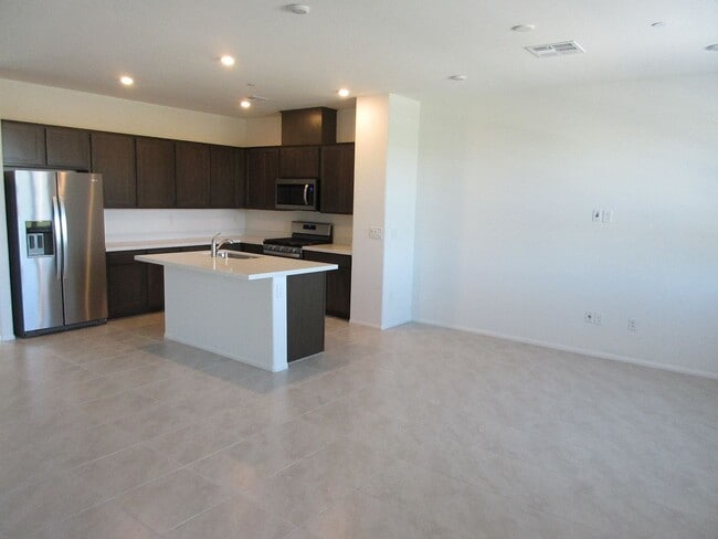 Building Photo - Brand new Beautiful 3bed 2bath townhome