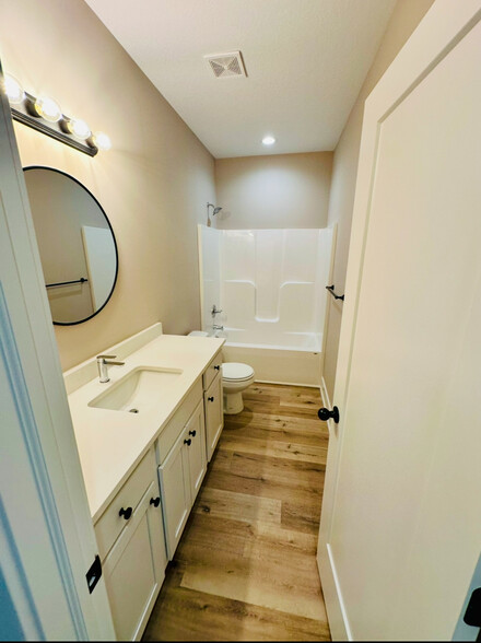 Master- Full Bath - 5506 N Sandkey Ct