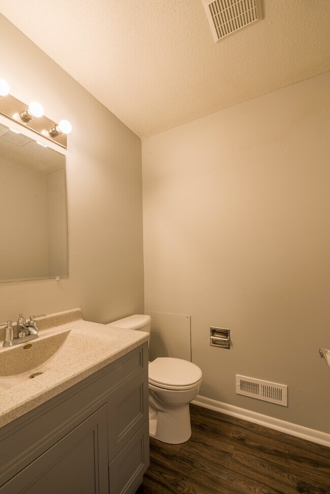 Building Photo - 5590-5592 Timber Lane Shorewood MN