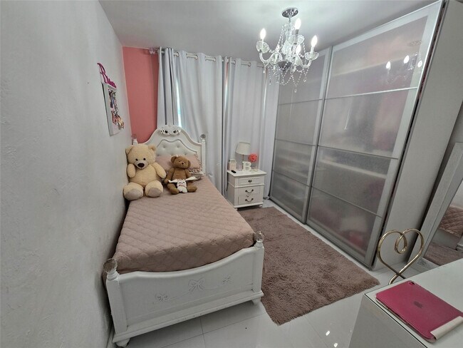 Building Photo - 2340 NE 8th Ave