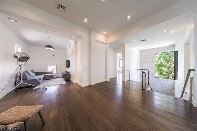 Building Photo - 1501 Foothills Village Dr
