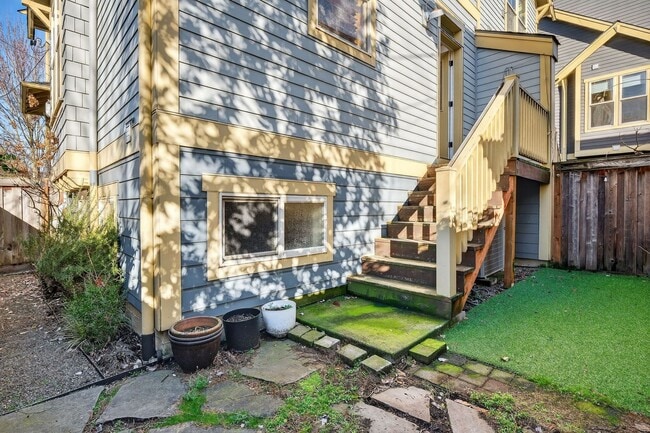 Building Photo - 100 NE Ivy St