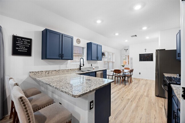 Building Photo - 10417 Pineland Dr