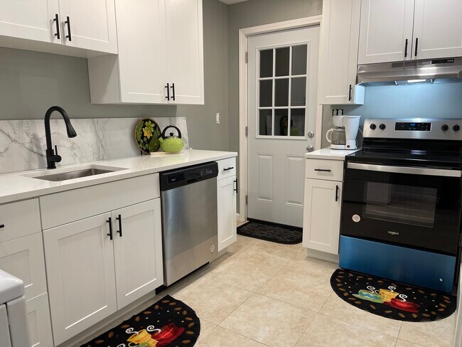 Building Photo - 1430 Juneau Way