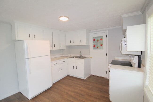 Building Photo - Larger Renovated 2 Bed / 1 Bath Apartment ...