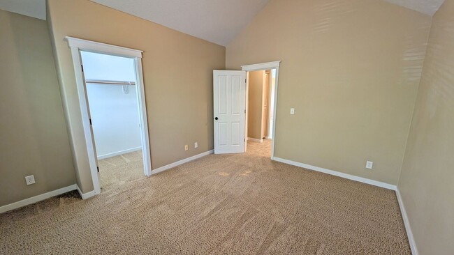 Building Photo - 2 bedroom 2.5 bath townhouse