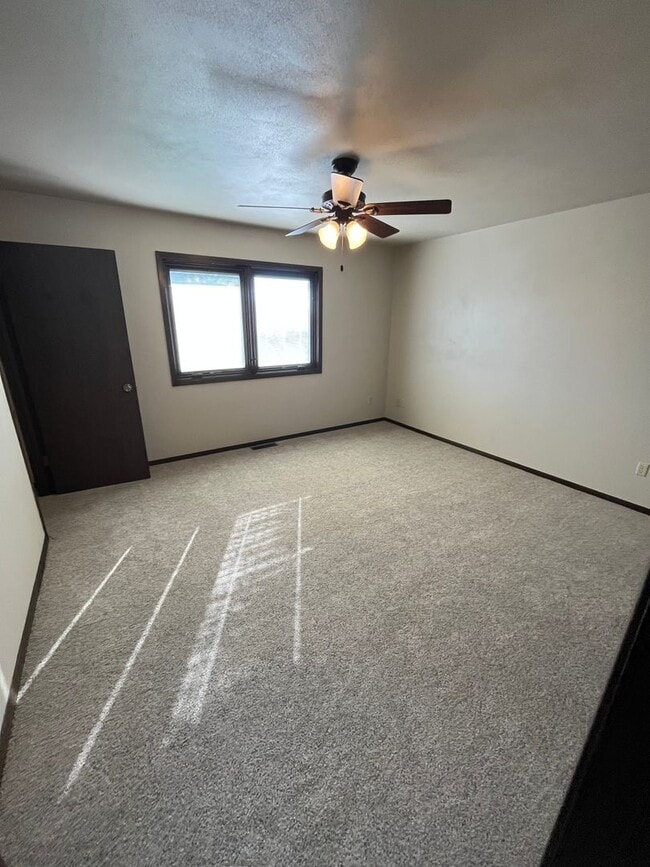 Building Photo - Spacious 2 bedroom condo!