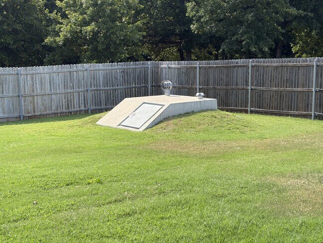 Building Photo - 465 Maple Dr