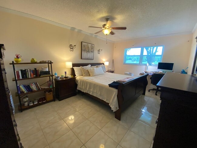 Building Photo - 1055 Country Club Dr