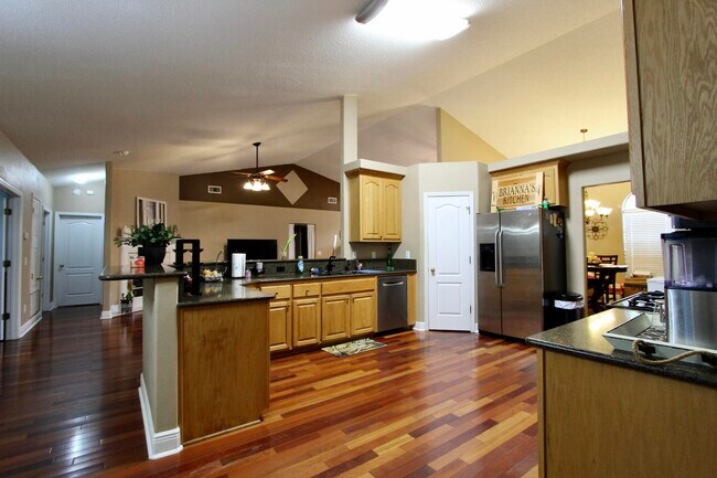 Building Photo - 624 Territory Ln