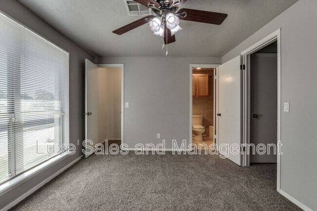 Building Photo - 13813 Fairhill Ave