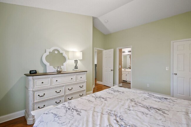 Building Photo - Pet-Friendly 3BR, 1/3.4 Home in Apple Vall...