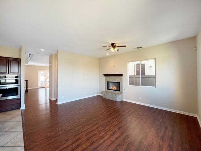 Building Photo - Gorgeous 5B 4.5BA Home w/ AC and In-Law Su...