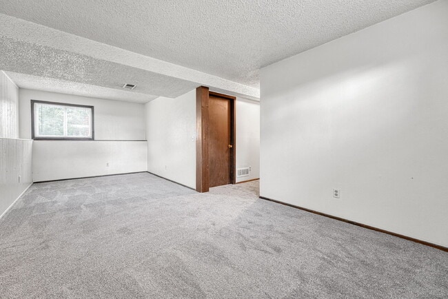 Building Photo - $2,395 - 3 Bed, 2 Bath Home in Aurora with...