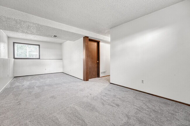 Building Photo - $2,495 - 3 Bed, 2 Bath Home in Aurora with...