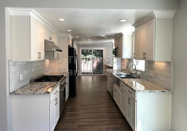 Building Photo - Beautiful and spacious 4 Bed/ 2.5 Bath/ 2,...