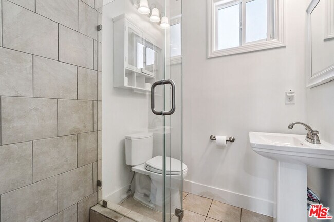 Building Photo - 956 S Longwood Ave