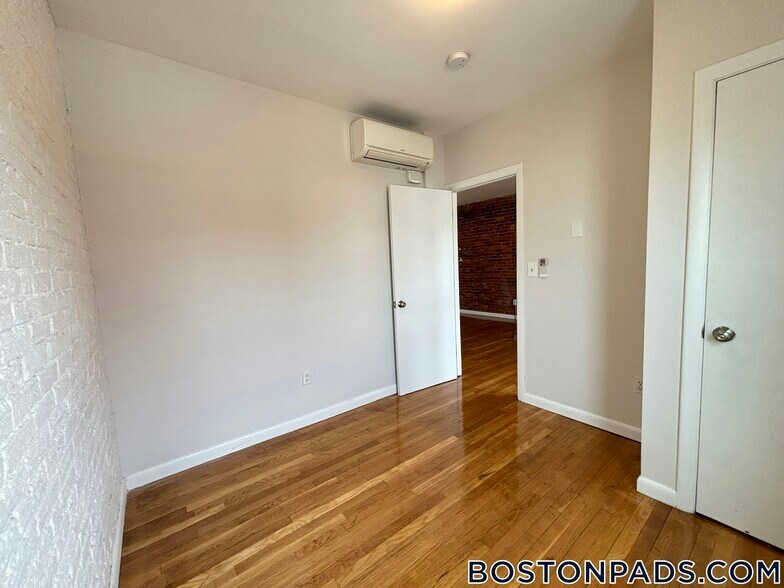 Building Photo - 164 Broadway