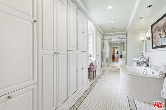 Building Photo - 516 S Rimpau Blvd