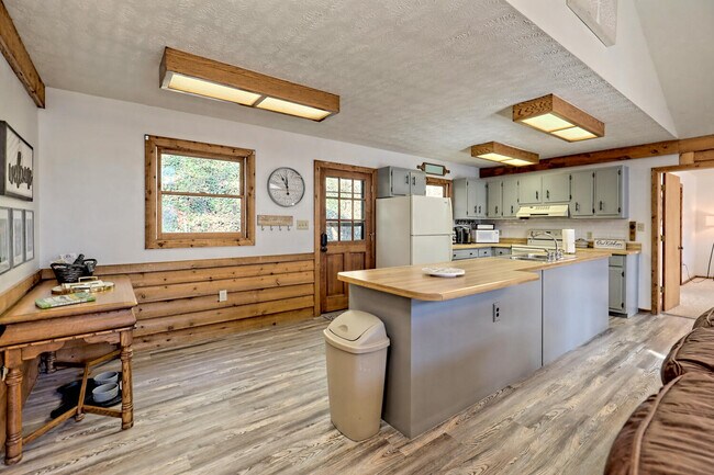 Building Photo - 1021 Saddle Back Cir