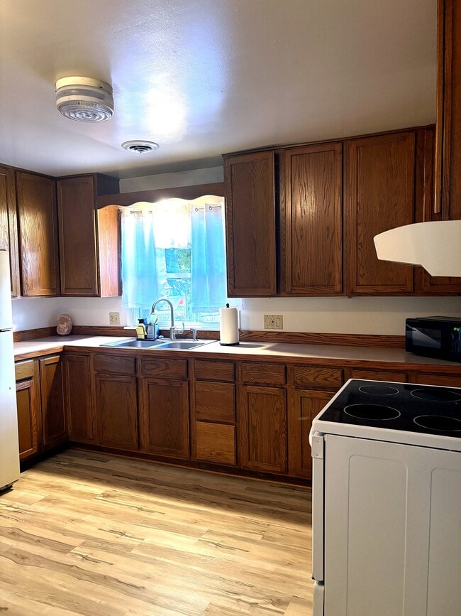 Building Photo - 3705 Burchfield Dr