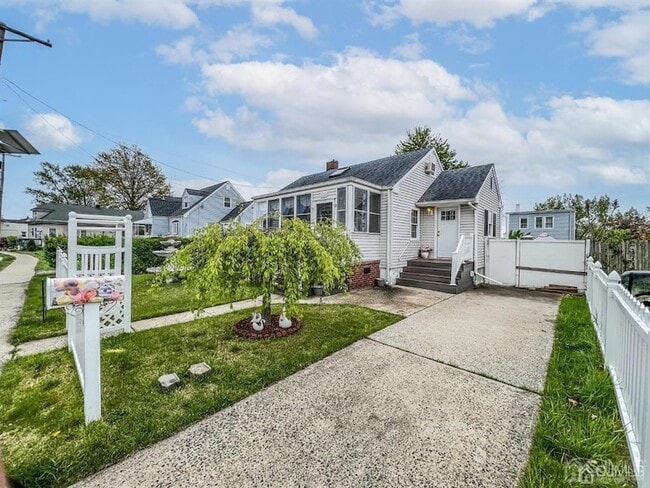 Building Photo - 114 Larch St