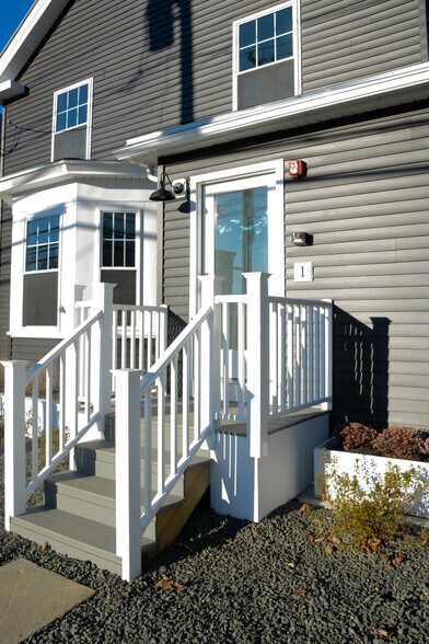 Building Photo - 548 Main St