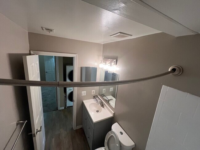 Building Photo - 2 Banyan Wood Ct