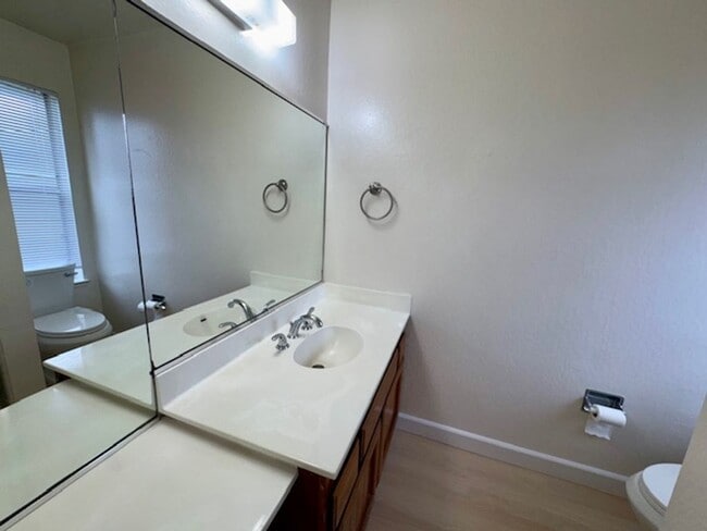 Building Photo - Upper level 2 bedroom 2 bath condo, laundry in unit!