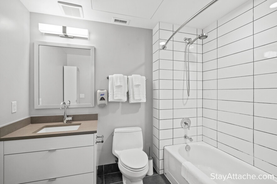 Building Photo - 1300 4th St SE