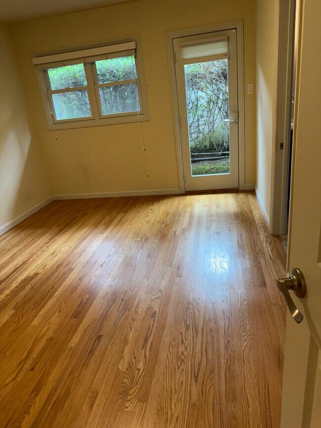 Building Photo - 1359 Country Club Dr