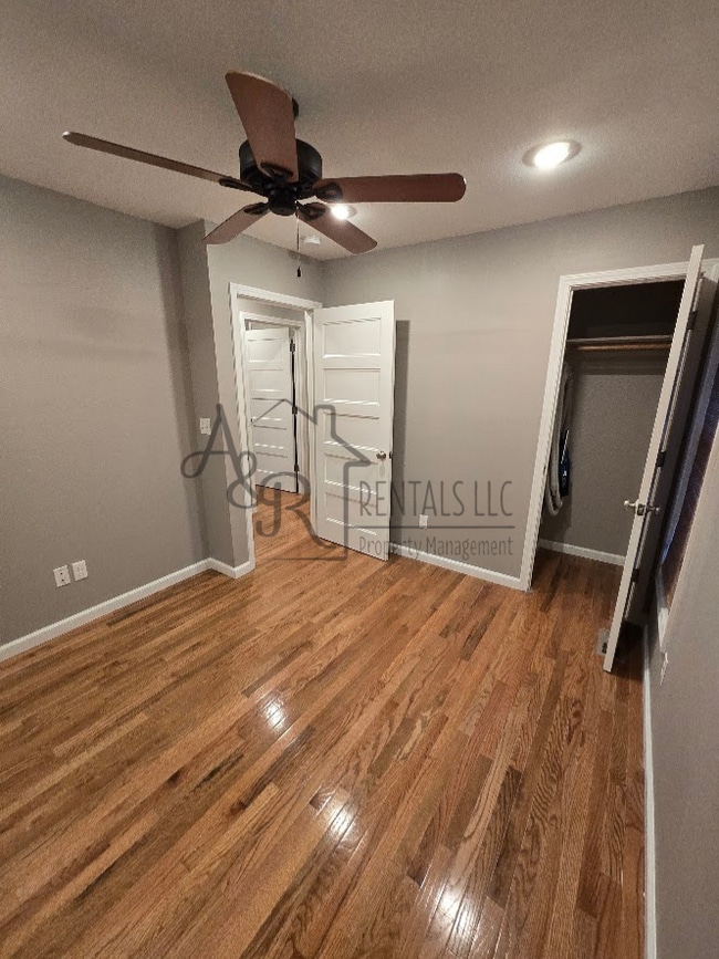 Building Photo - 301 E 7th St