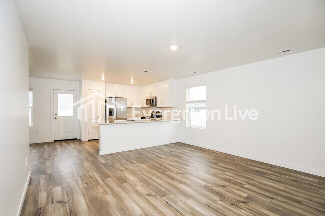 Building Photo - 324 Lightning Ave