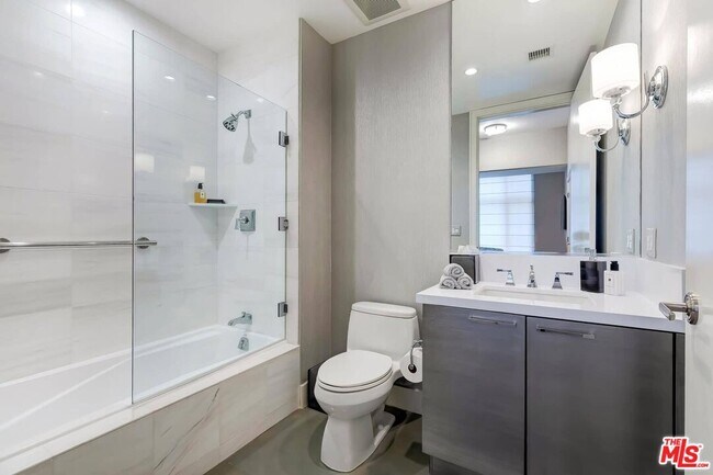 Building Photo - 10776 Wilshire Blvd