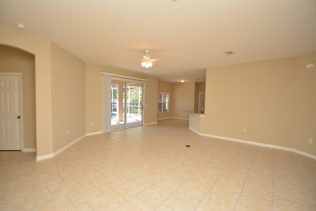 Building Photo - Pool Home with 4 bed, 2 bath located in Se...