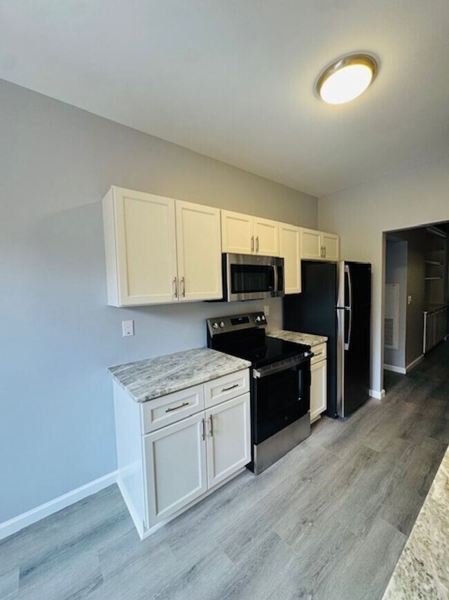 Building Photo - CORNERSTONE ~ RENOVATED CONDO ~ 2 BED, 2 B...